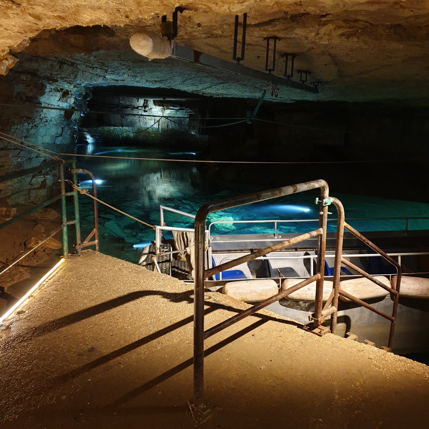 50 nuances de bleu dans les Grottes de Bèze ©M. Deline