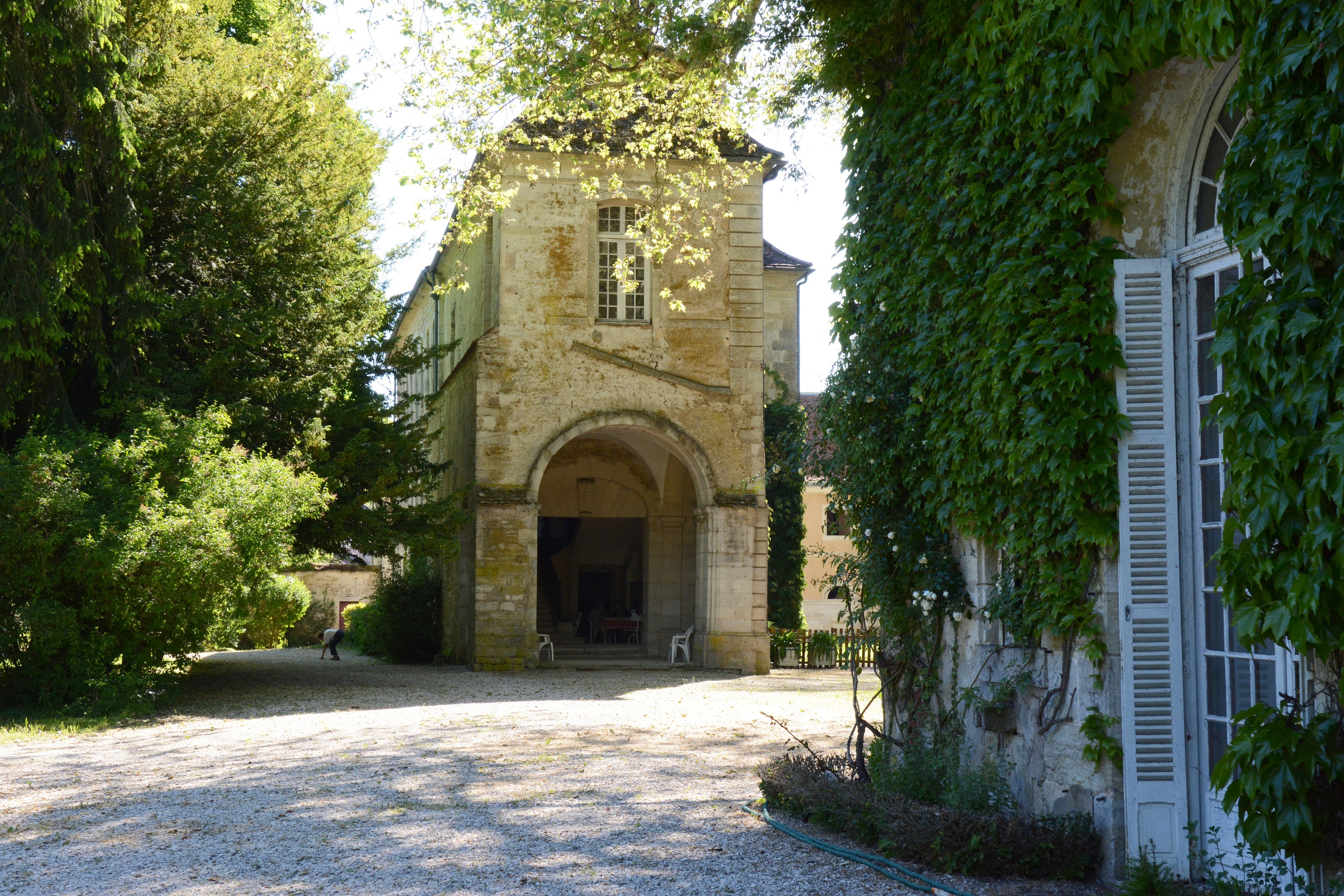L’Abbaye bénédictine (630), sa bibliothèque, ses anciennes écuries, son jardin de roses.