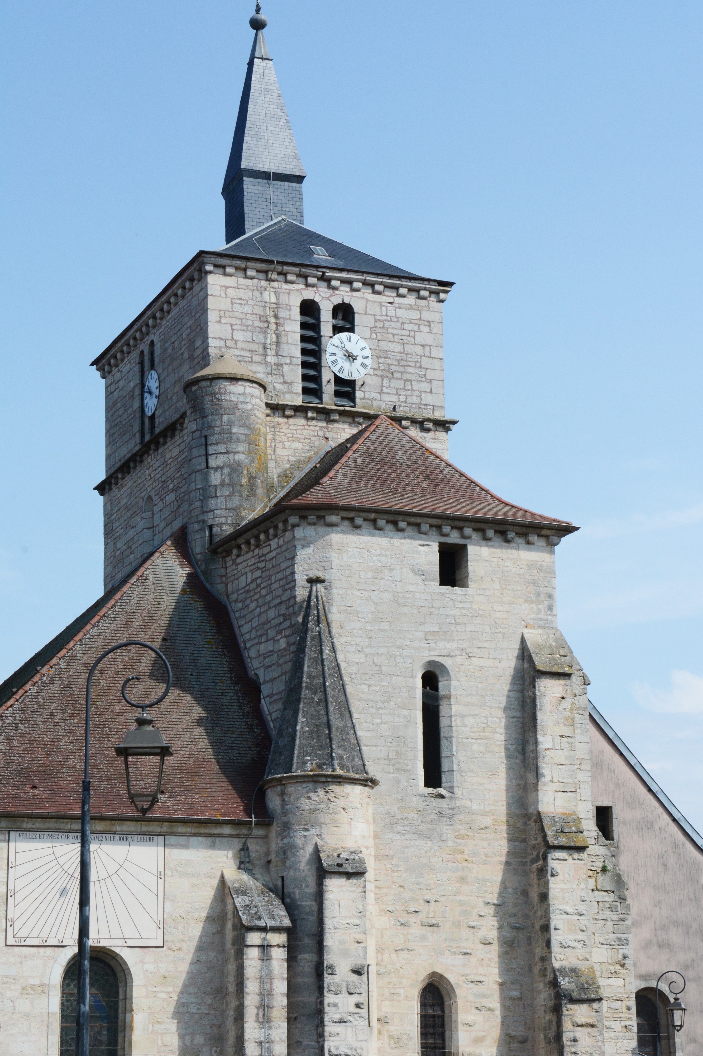 Direction l’Eglise du 13e s., et la Cure où vécu le Chanoine Kir, curé de 1910 à 1924.