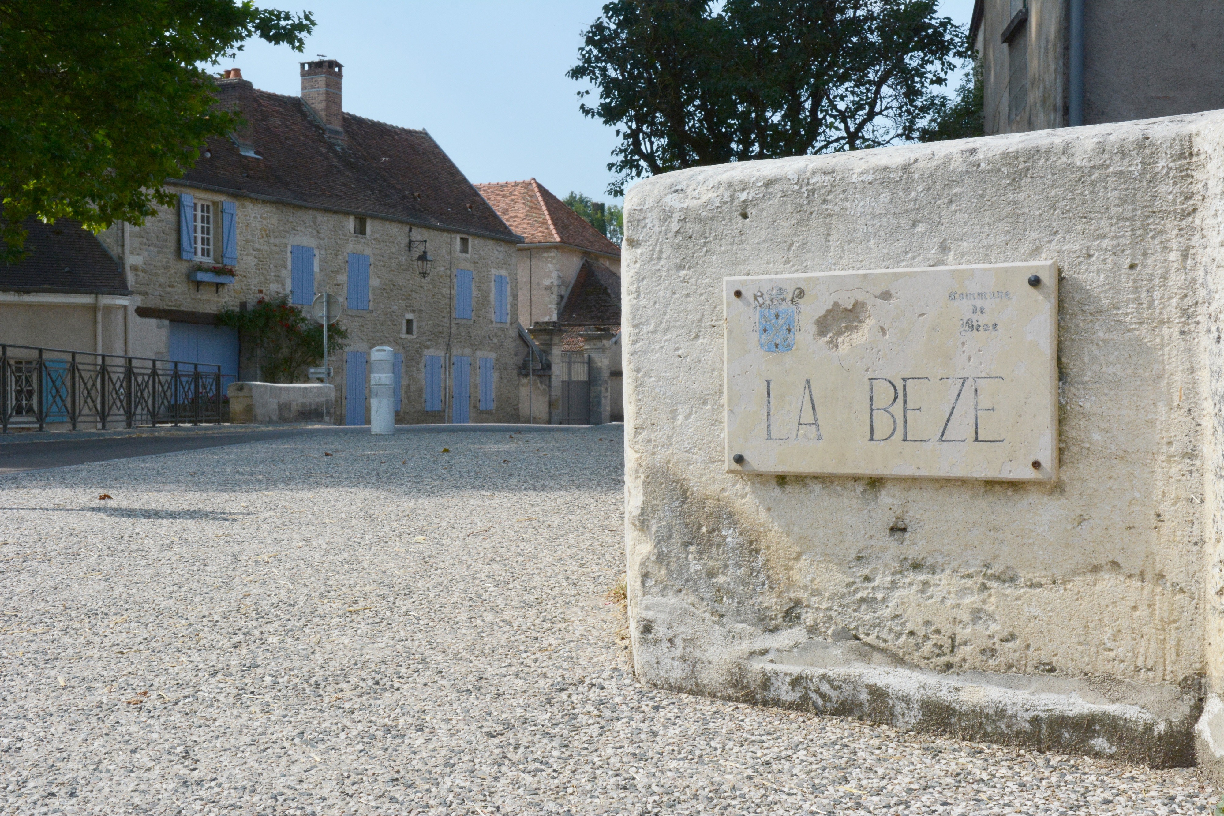 Sur le pont : coup d’œil circulaire… très pittoresque, avec l’ancien moulin en amont.
