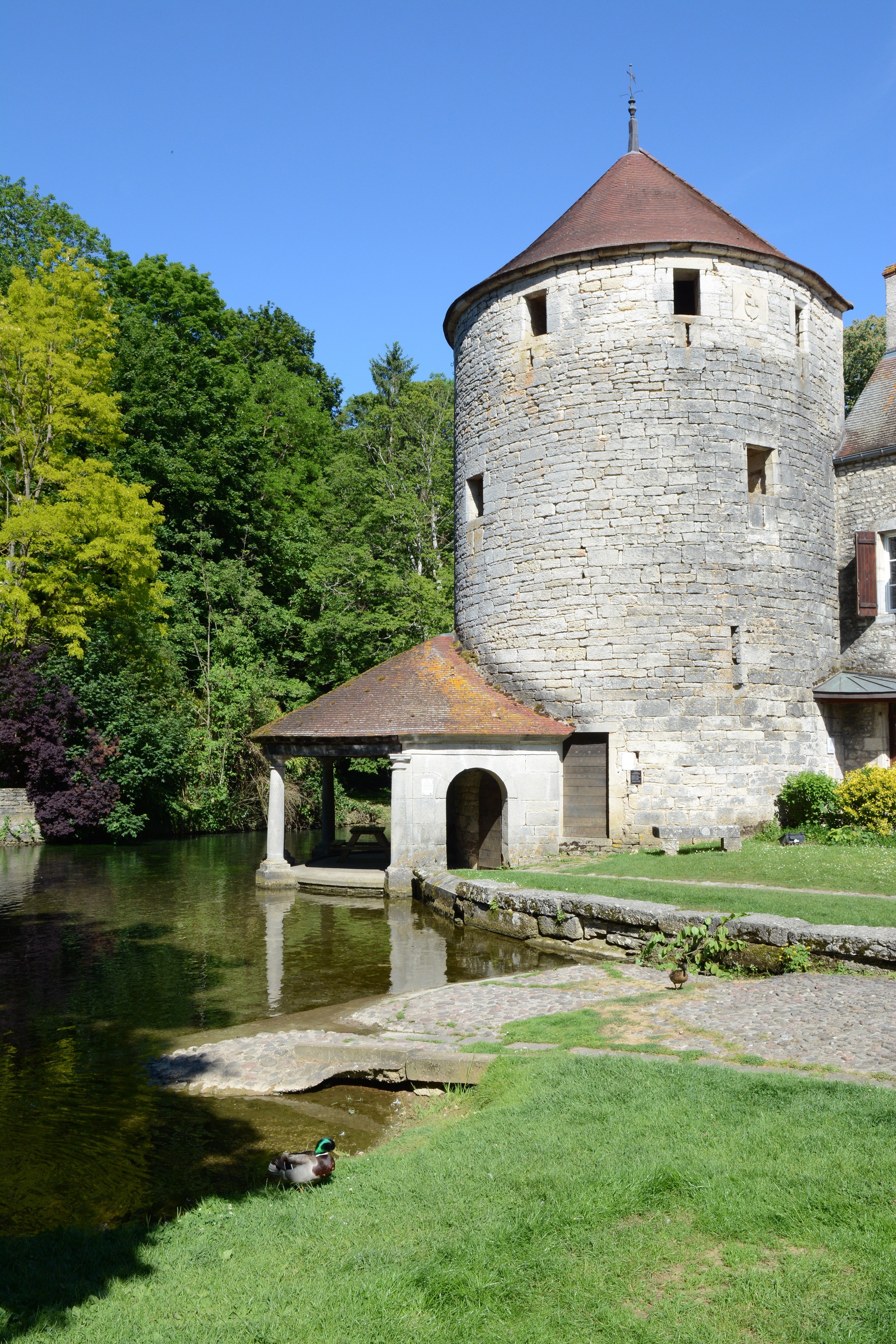 Au Champ de Foire, point de vue sur la rivière au Lavoir des Sœurs, et la tour des Chaux.