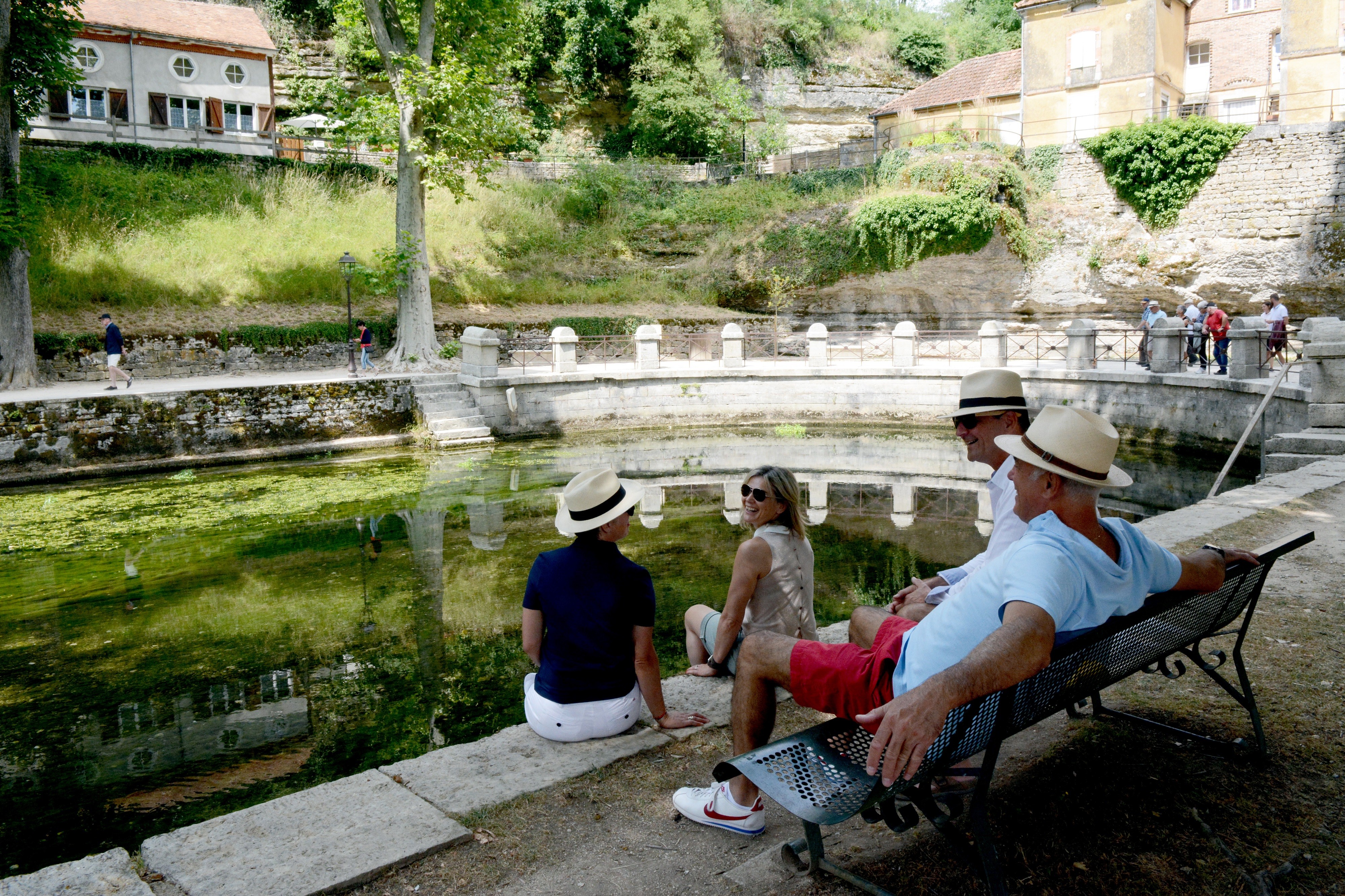 Admirez la résurgence vauclusienne, qui communique avec le lac souterrain des grottes.