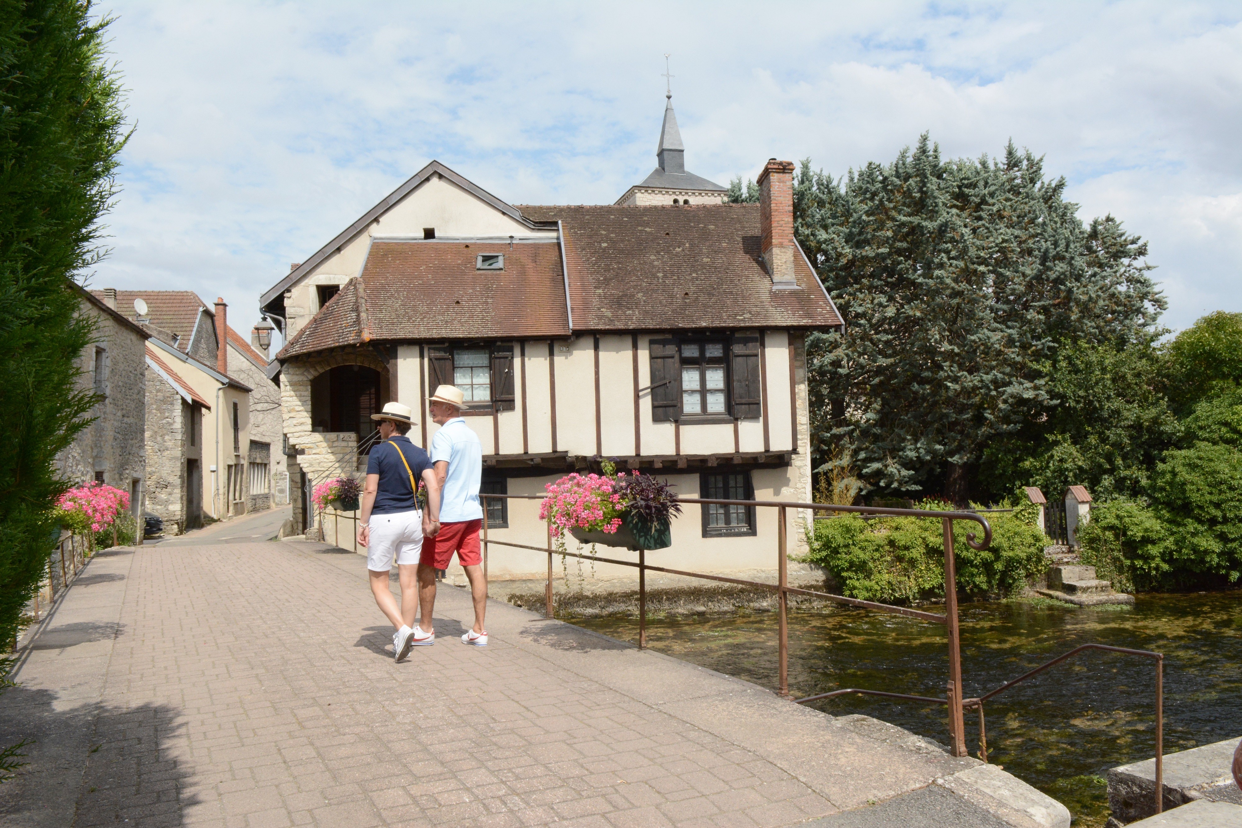 Vers le lavoir, halte sur le pont avec vue sur la maison à colombages et le grenier à blé.