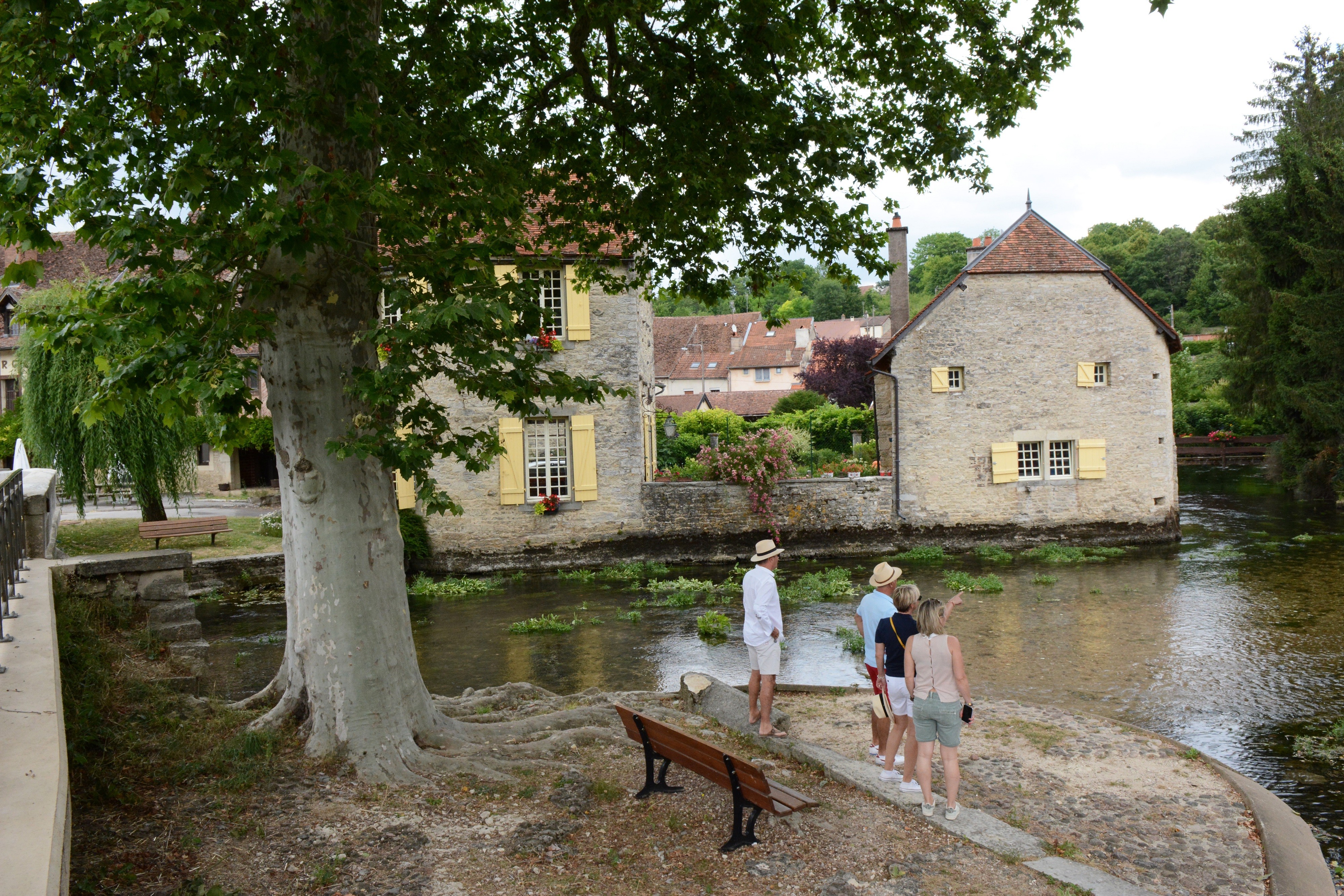 Coup d’œil sur de belles bâtisses restaurées en couleurs, puis allez vers les deux ponts.