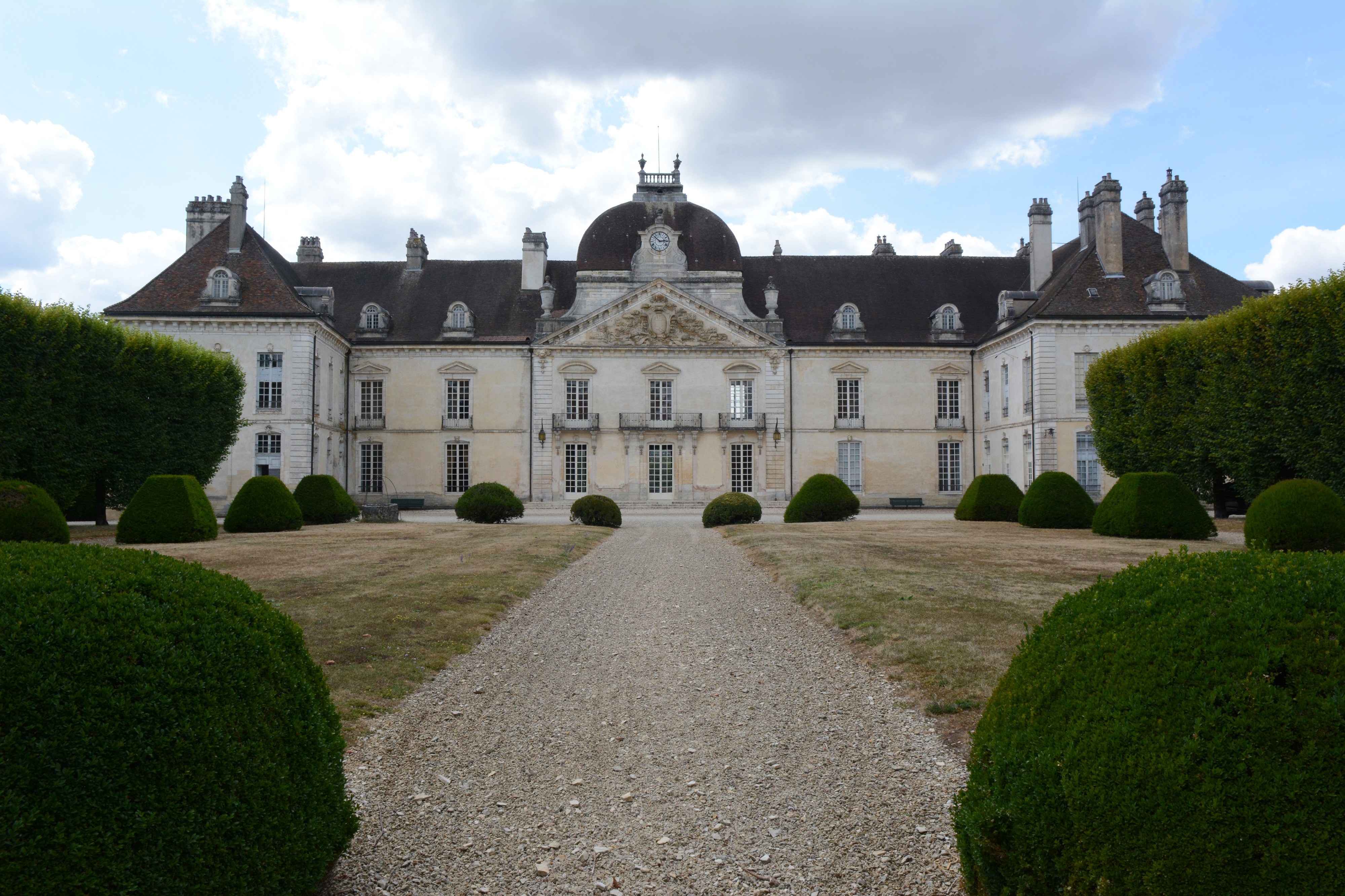 Il fut forteresse au 13e s. pour évoluer vers une demeure de plaisance au 18e s.