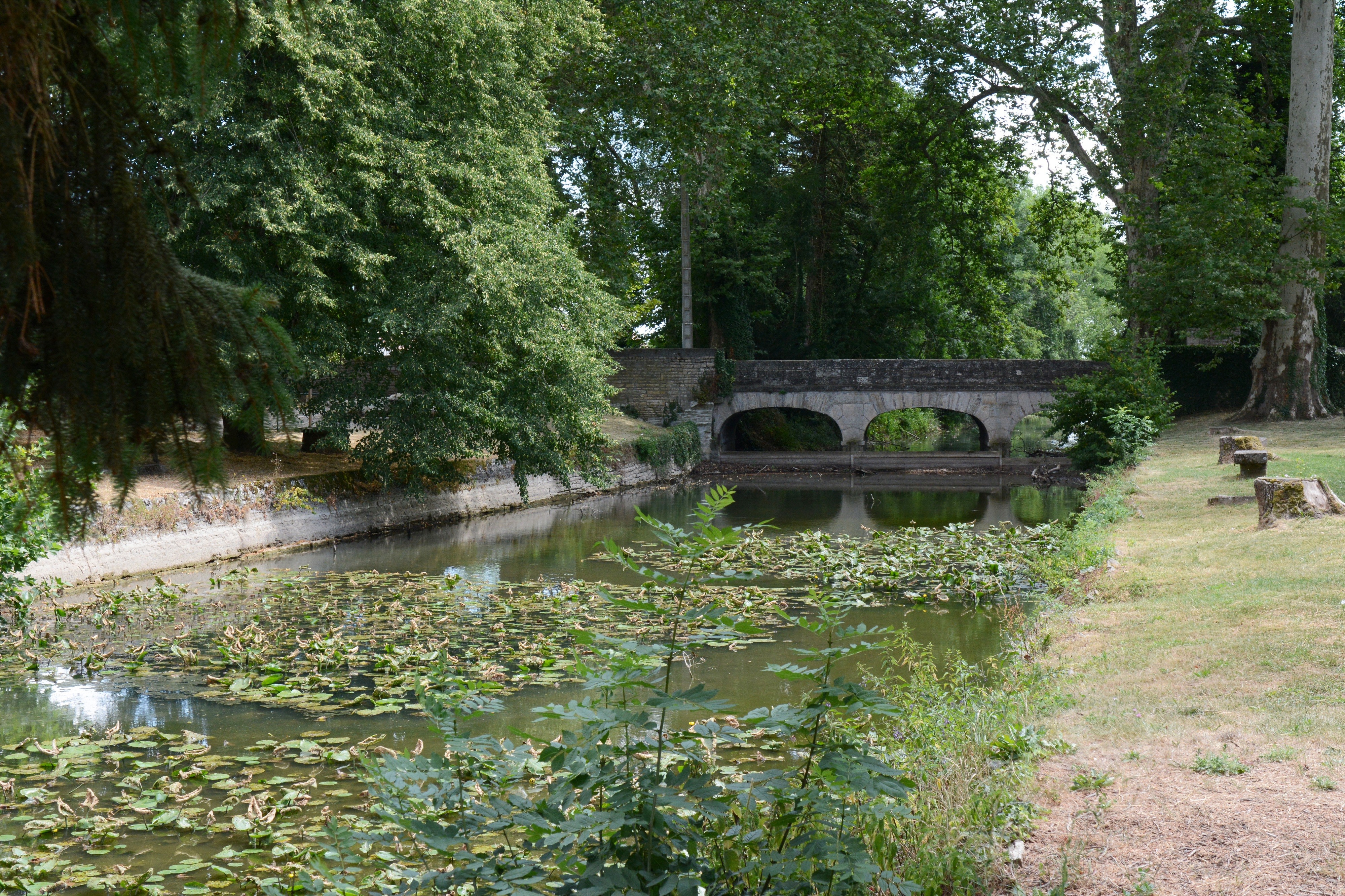 Plus bas, le haut-fourneau en ruine note le rôle de l’activité métallurgique (17e-19e s.)