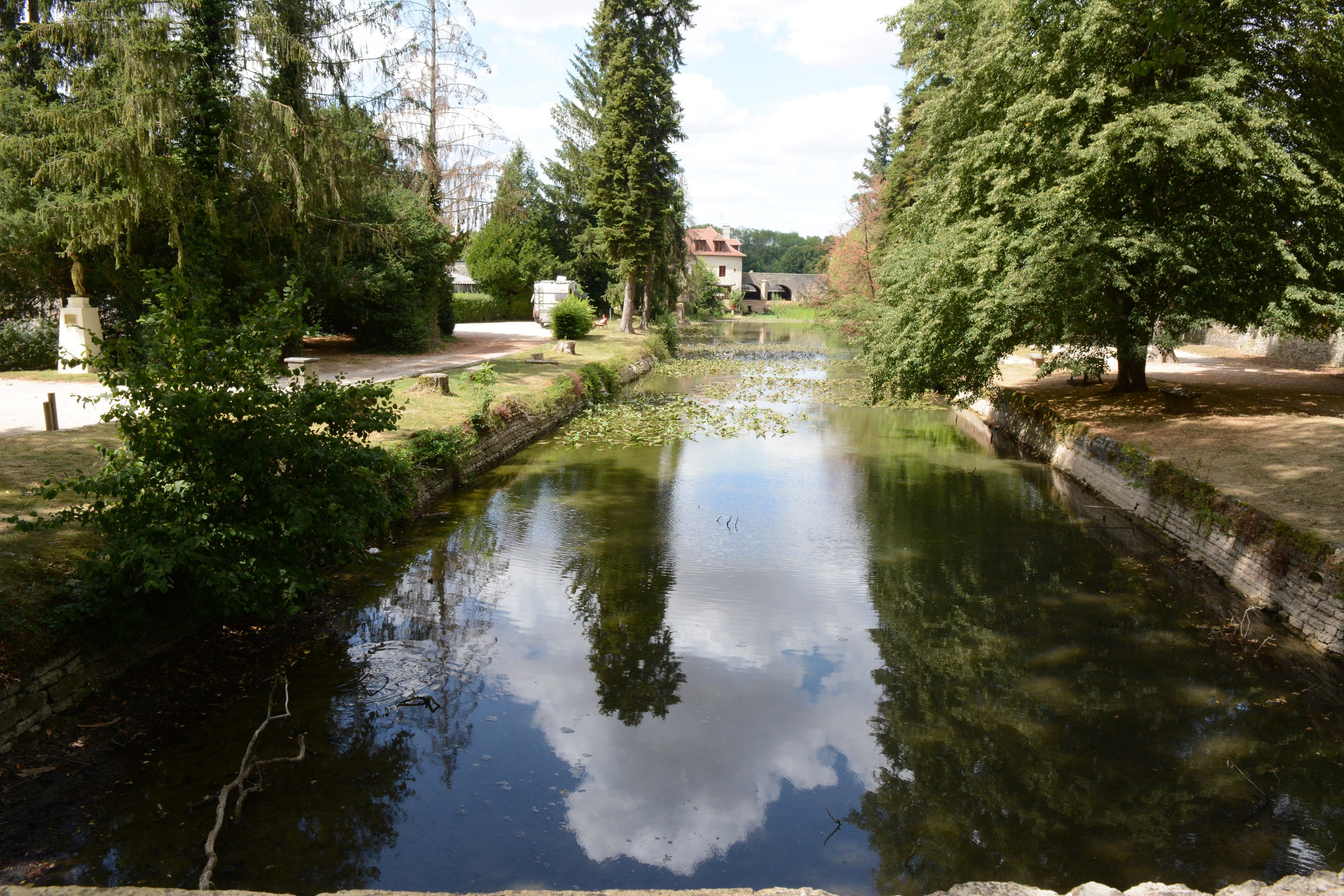 Remontez Rue du Pont Vert : belle vue sur le moulin à farine et sa roue à auget (17e s.)