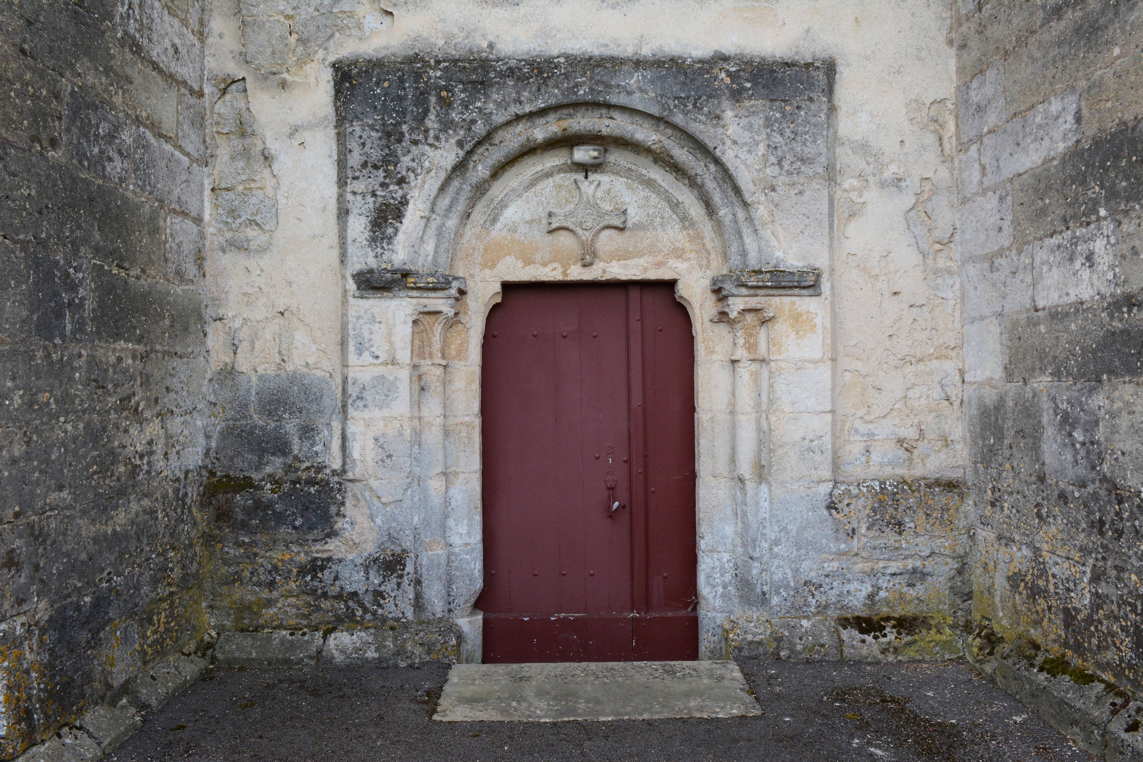 A voir, une peinture de la vierge et St Sulpice. Le cimetière abrite les ancêtres Grimaldi