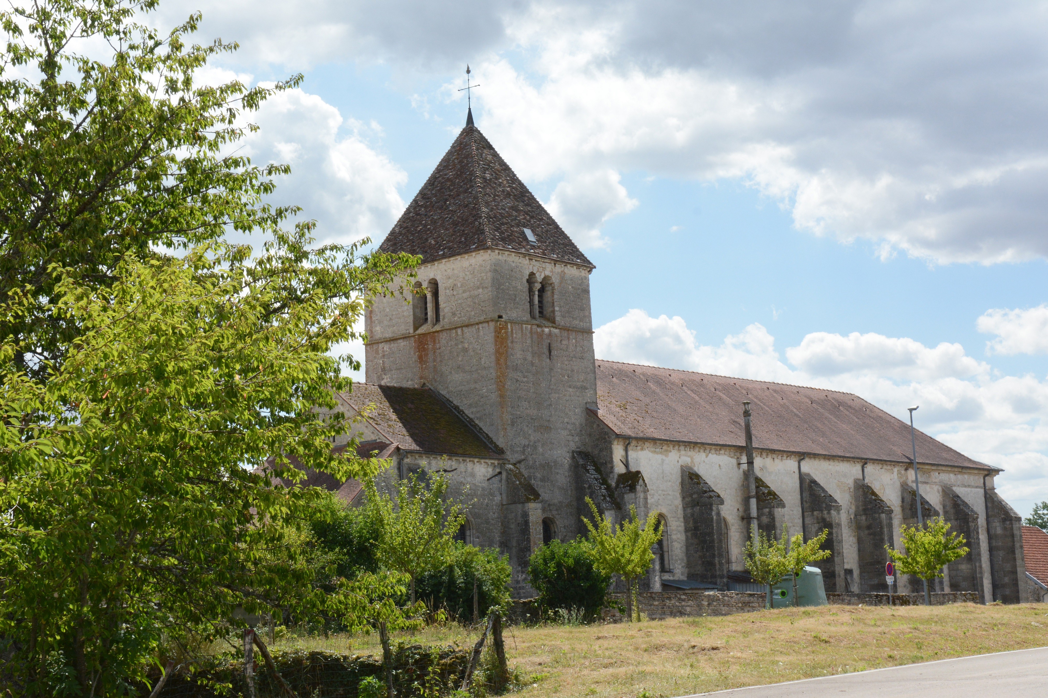 Revenez en ville par le chemin de terre pour rejoindre l’Eglise St Sulpice (13e s.)