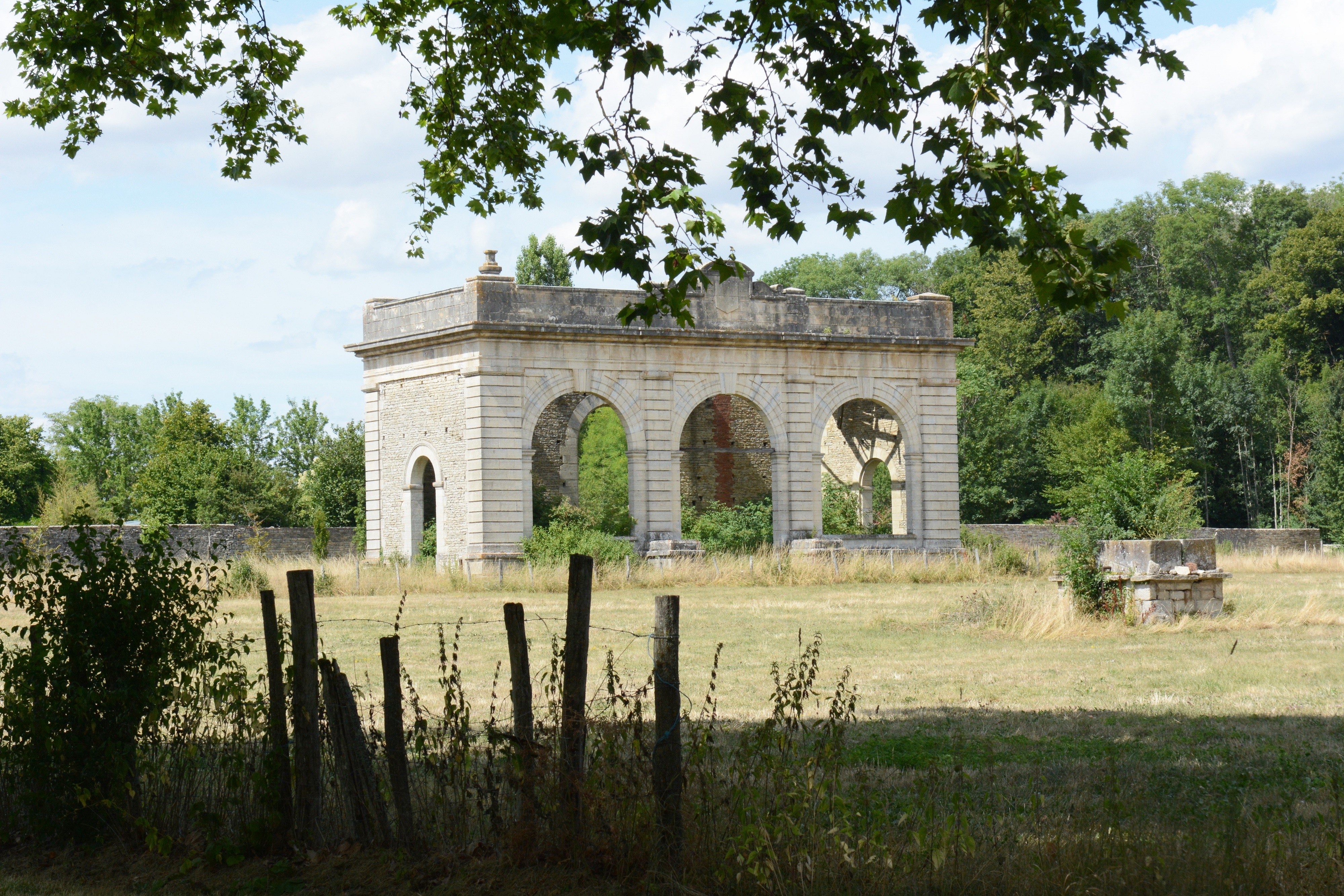 De retour au point de départ, la vue sur l’Orangerie du château vaut aussi le détour !