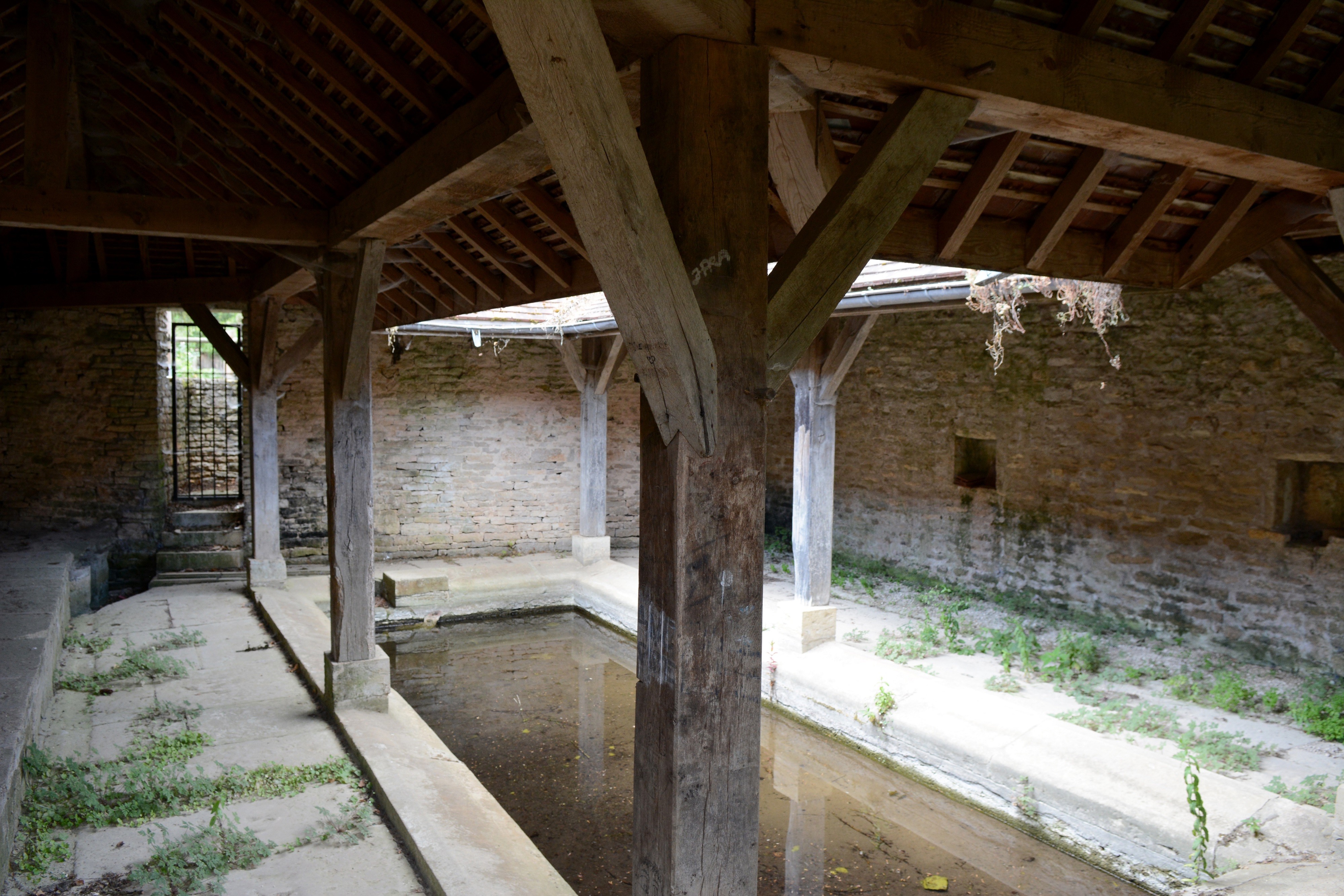 … Le Lavoir à impluvium (toit ouvert) de La Fontaine de Chaussin, datant de 1863