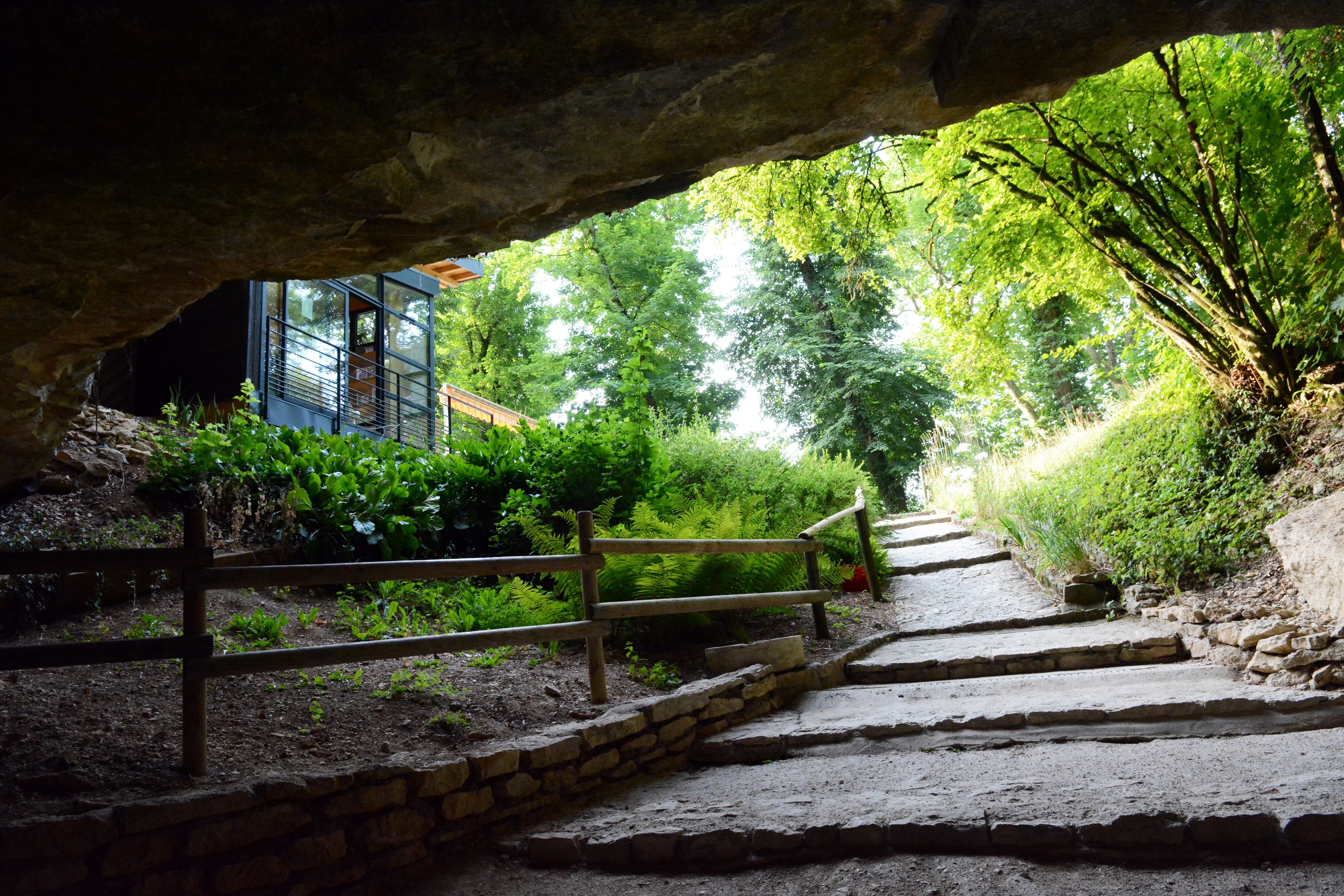 N’oubliez pas de visiter les grottes, féerie de pierre et de lumière !