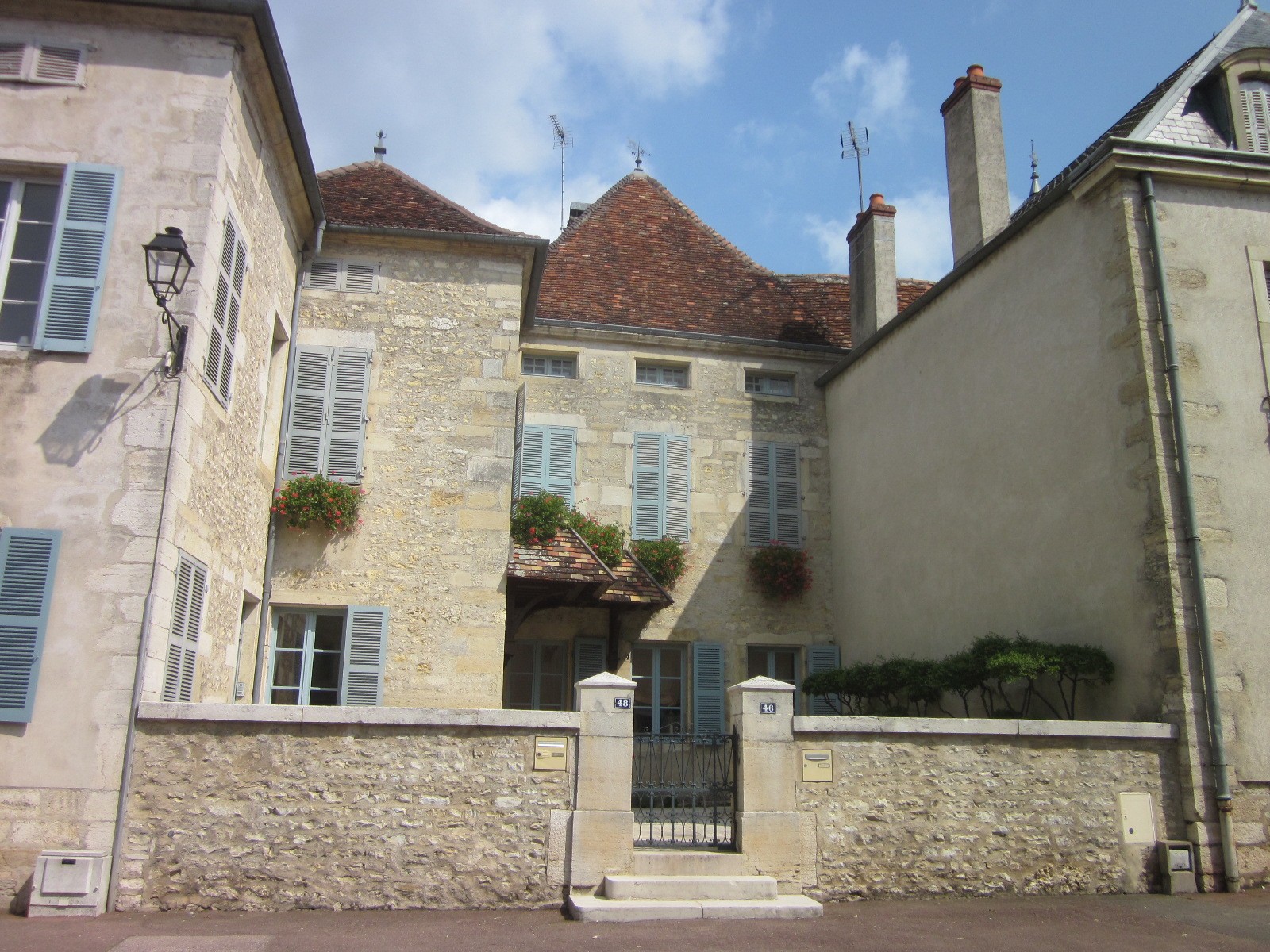 Dans la Grande Rue, maisons de notables, une sur cave (la plus ancienne de Mirebeau)
