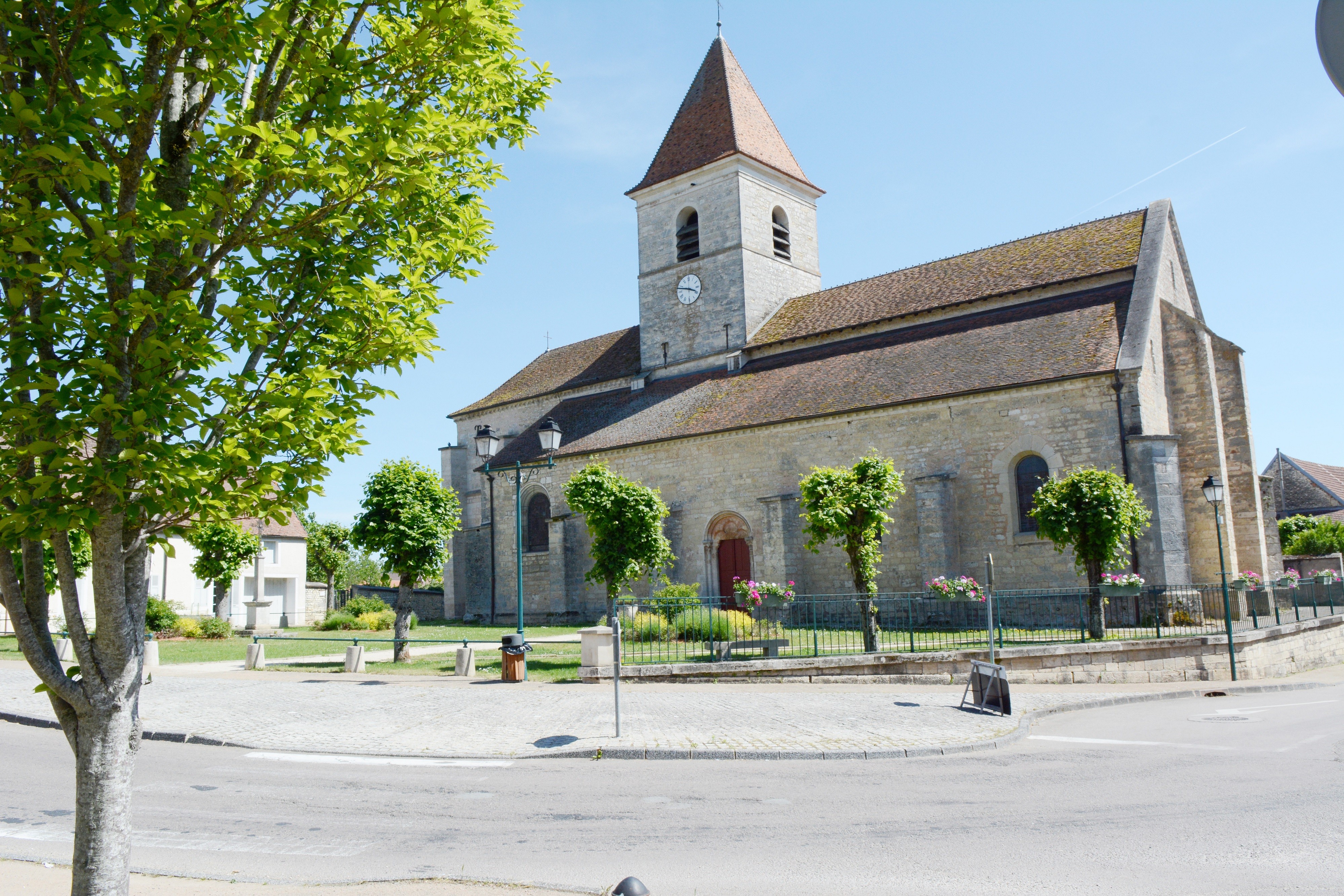 Retour par l'église classée, du 12e s., vers la Place Viard, pour une pause à l’ombre !