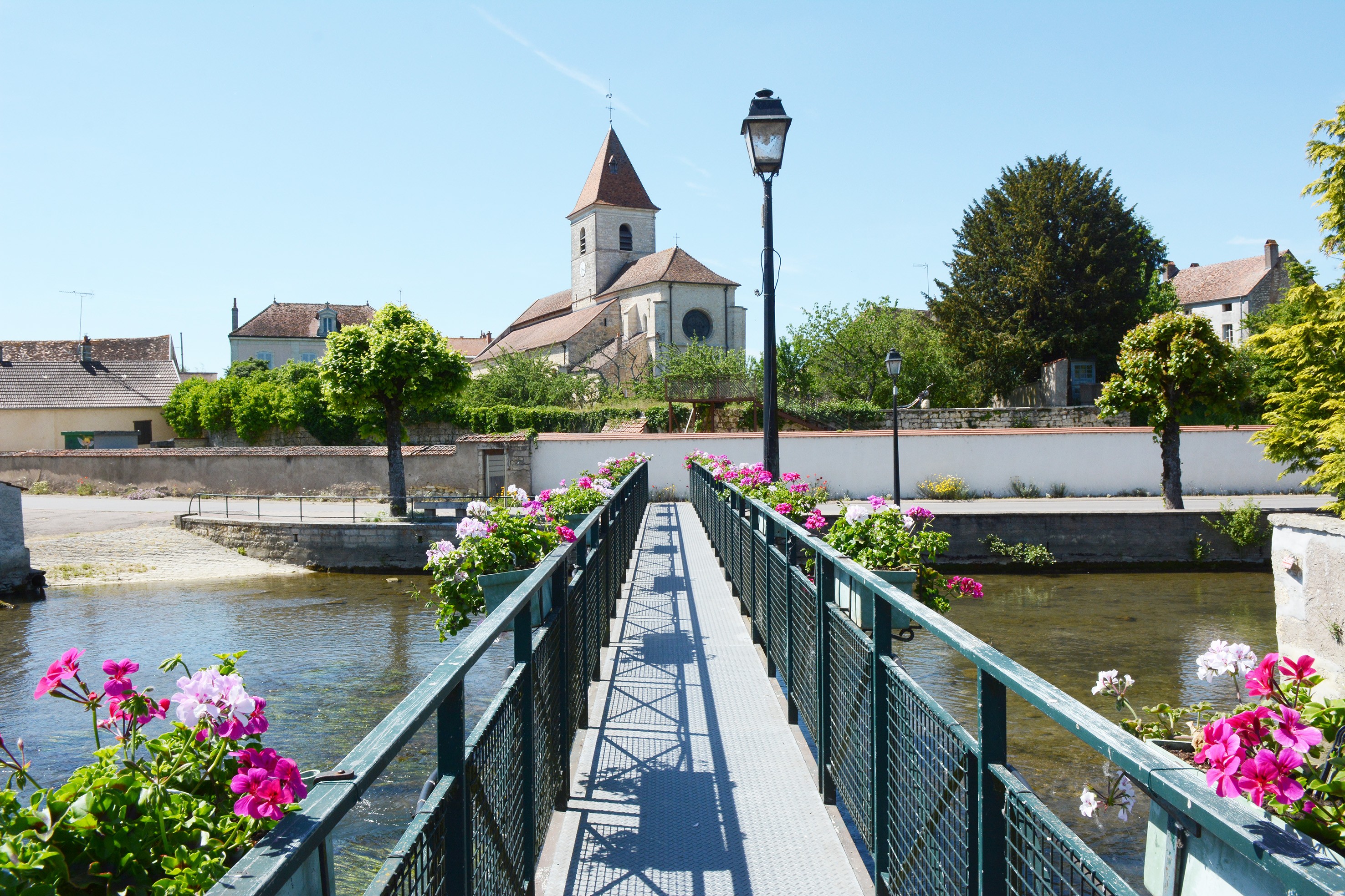 Revenir par la passerelle (19e s.) enjambant la Bèze, en bois puis en métal depuis 1902