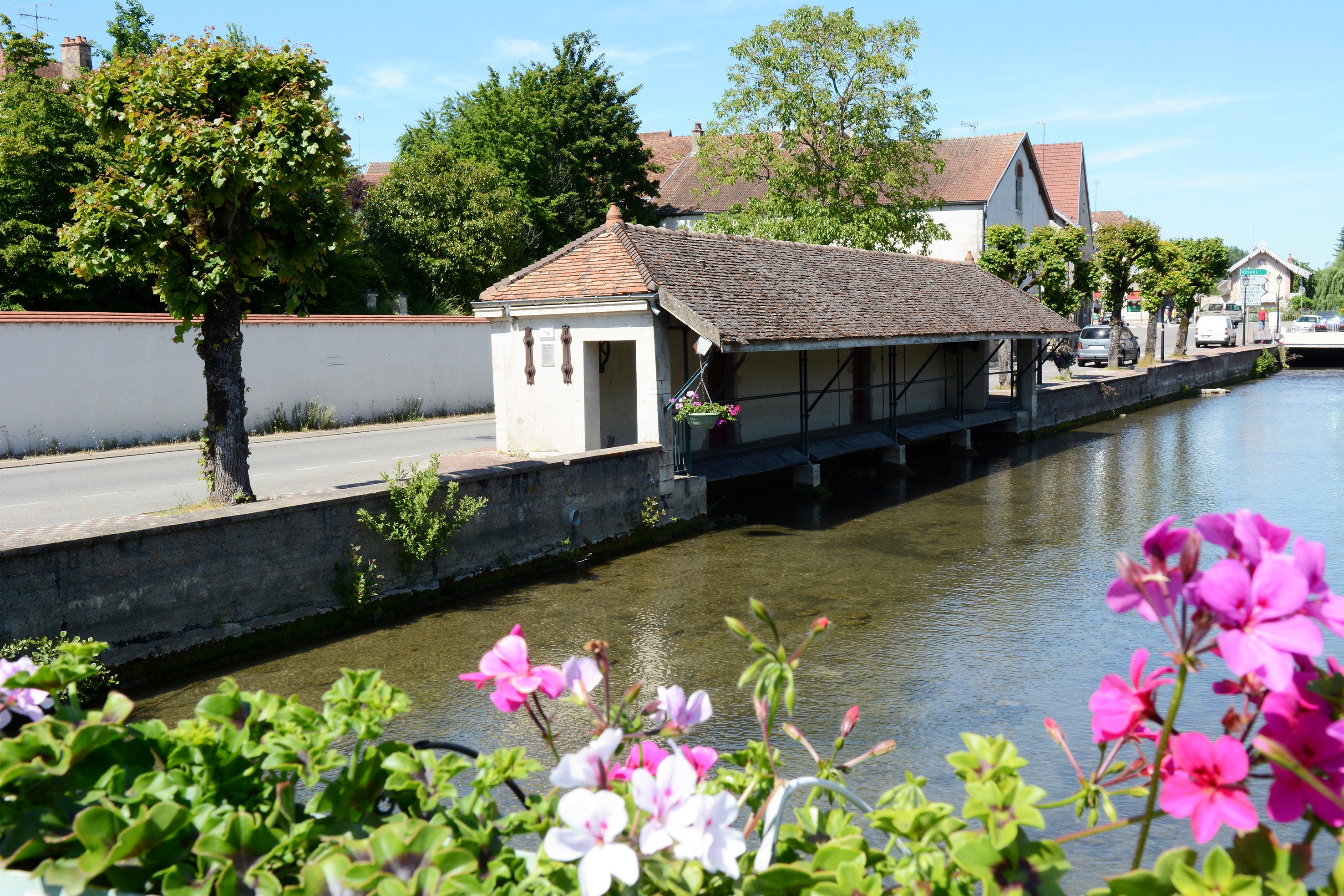 Le lavoir à crémaillère (19e s.) a remplacé un bateau lavoir jadis ancré vers le Pont Noir