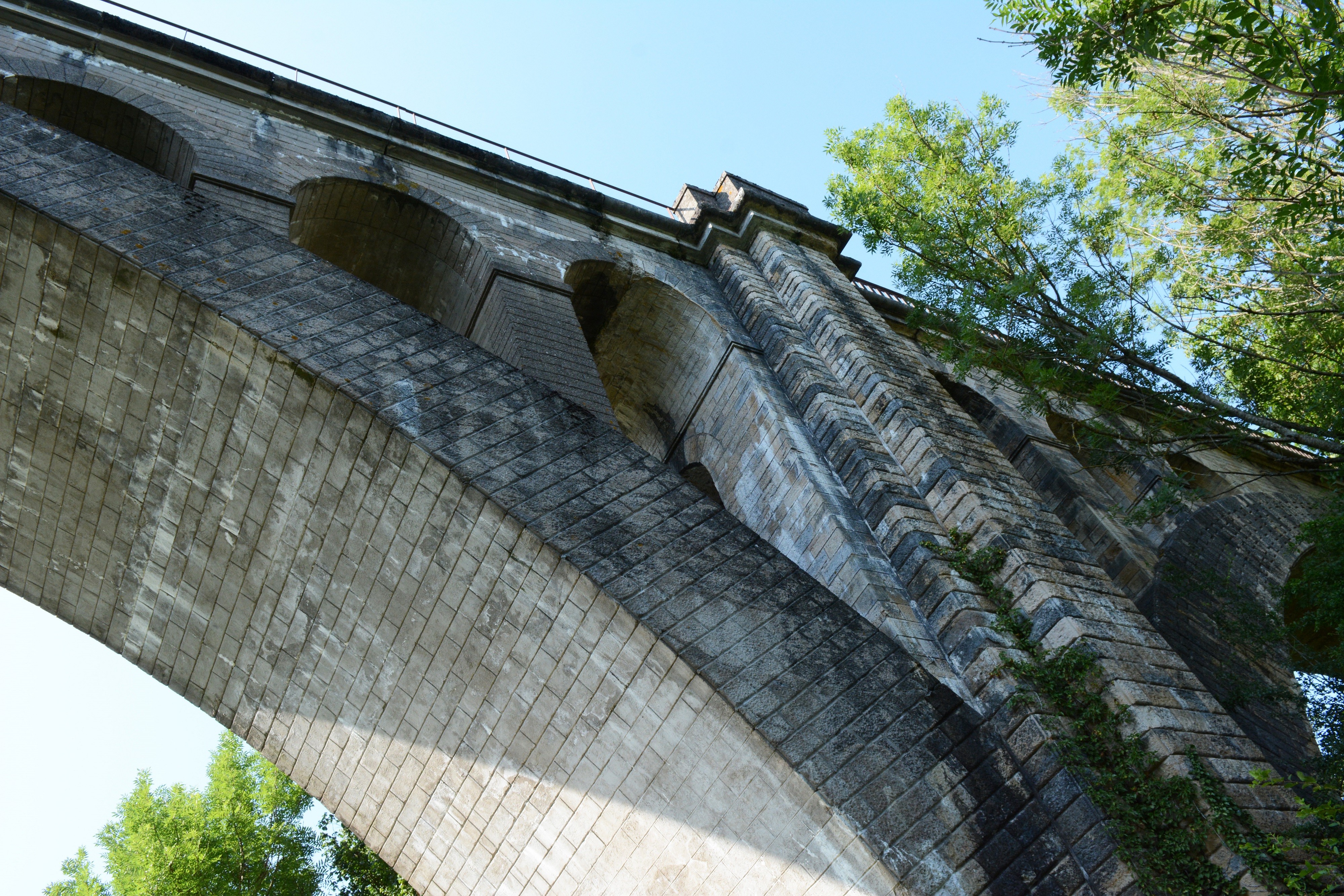 Sous le viaduc d'Oisilly ©R. Krebel